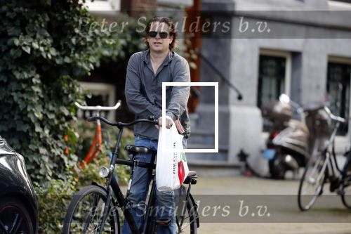 Amsterdam 28 augustus 2019
Hans Teeuwen doet op de fiets boodschappen in Amsterdam zuid.