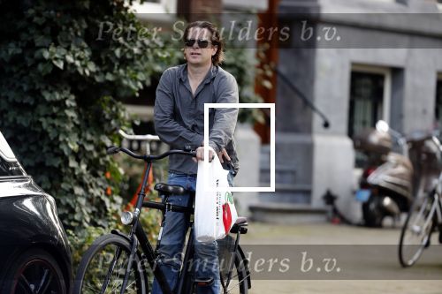 Amsterdam 28 augustus 2019
Hans Teeuwen doet op de fiets boodschappen in Amsterdam zuid.