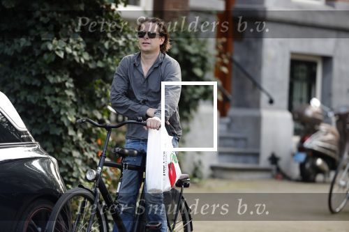 Amsterdam 28 augustus 2019
Hans Teeuwen doet op de fiets boodschappen in Amsterdam zuid.