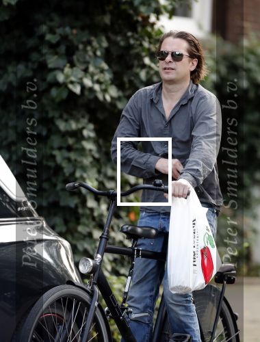 Amsterdam 28 augustus 2019
Hans Teeuwen doet op de fiets boodschappen in Amsterdam zuid.