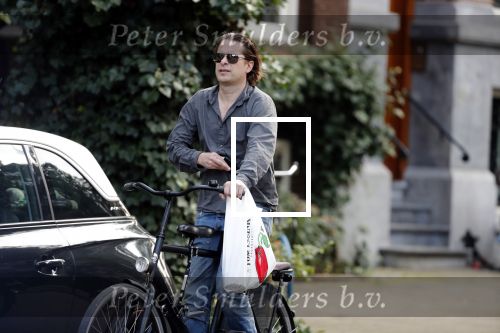 Amsterdam 28 augustus 2019
Hans Teeuwen doet op de fiets boodschappen in Amsterdam zuid.