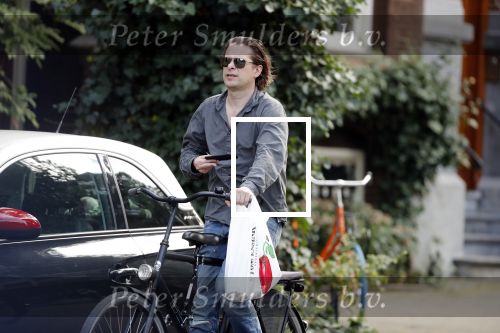Amsterdam 28 augustus 2019
Hans Teeuwen doet op de fiets boodschappen in Amsterdam zuid.