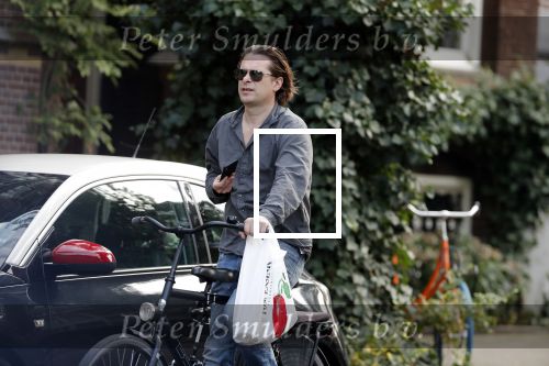 Amsterdam 28 augustus 2019
Hans Teeuwen doet op de fiets boodschappen in Amsterdam zuid.