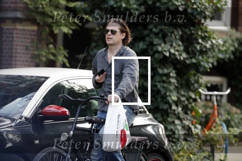 Amsterdam 28 augustus 2019
Hans Teeuwen doet op de fiets boodschappen in Amsterdam zuid.