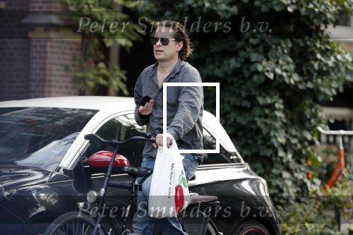 Amsterdam 28 augustus 2019
Hans Teeuwen doet op de fiets boodschappen in Amsterdam zuid.