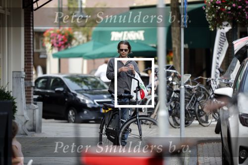 Amsterdam 28 augustus 2019
Hans Teeuwen doet op de fiets boodschappen in Amsterdam zuid.