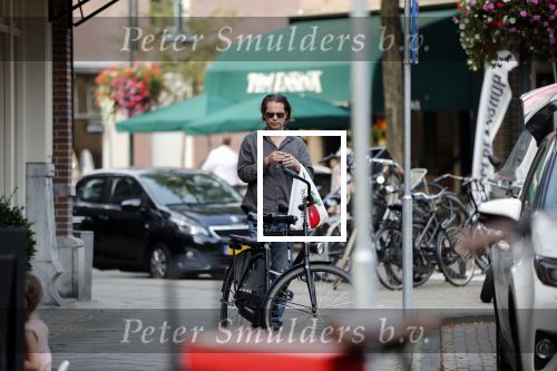 Amsterdam 28 augustus 2019
Hans Teeuwen doet op de fiets boodschappen in Amsterdam zuid.