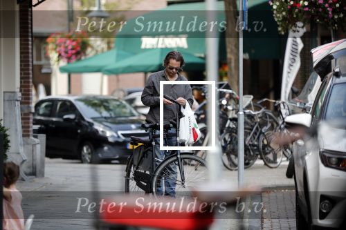Amsterdam 28 augustus 2019
Hans Teeuwen doet op de fiets boodschappen in Amsterdam zuid.