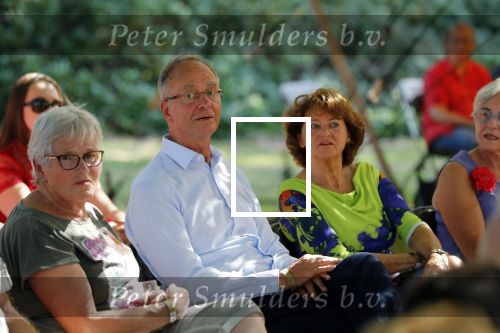 Diepenheim 24 augustus 2019
Wibi Soerjadi geeft tuinconcert in de tuin van zijn huis. Henk kamp met zijn vrouw