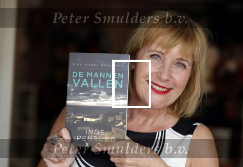 Amsterdam 21 augustus 2019
Boekpresentatie Inge Ipenburg. Tim Akkerman ontvangt het eerste exemplaar.