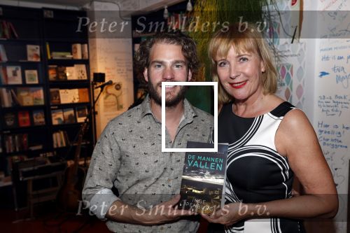 Amsterdam 21 augustus 2019
Boekpresentatie Inge Ipenburg. Tim Akkerman ontvangt het eerste exemplaar.