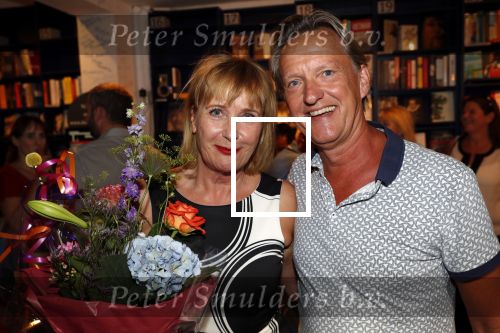 Amsterdam 21 augustus 2019
Boekpresentatie Inge Ipenburg. Tim Akkerman ontvangt het eerste exemplaar. inge en Bas Groenenberg