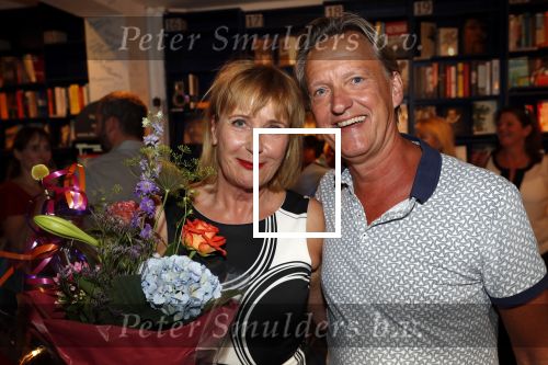 Amsterdam 21 augustus 2019
Boekpresentatie Inge Ipenburg. Tim Akkerman ontvangt het eerste exemplaar. inge en Bas Groenenberg