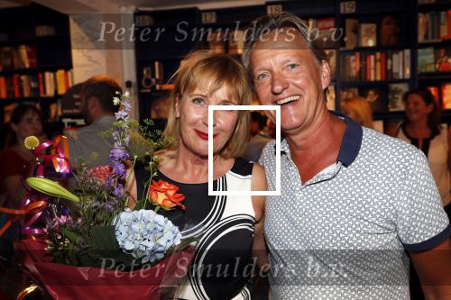 Amsterdam 21 augustus 2019
Boekpresentatie Inge Ipenburg. Tim Akkerman ontvangt het eerste exemplaar. inge en Bas Groenenberg