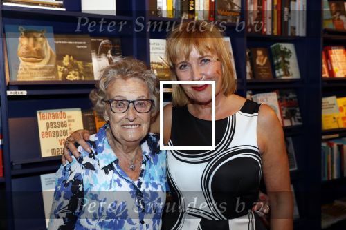 Amsterdam 21 augustus 2019
Boekpresentatie Inge Ipenburg. Tim Akkerman ontvangt het eerste exemplaar.
Inge met haar moeder