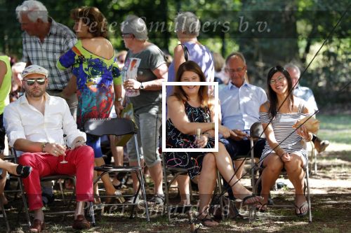 Diepenheim 24 augustus 2019
Wibi Soerjadi geeft tuinconcert in de tuin van zijn huis. Karin Riethoven met dochter Yara