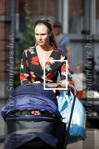 Amsterdam 21 augustus 2019
Kimberley Klaver achter de kinderwagen.