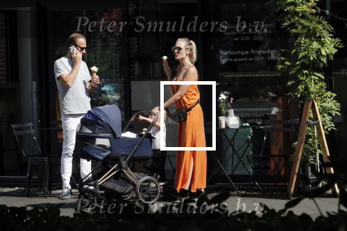 Amsterdam 23 augustus 2019
Kimberley Klaver met haar vriend Michel van den Bergh en zijn kinderen . Ze hebben net ook samen een kindje gekregen.