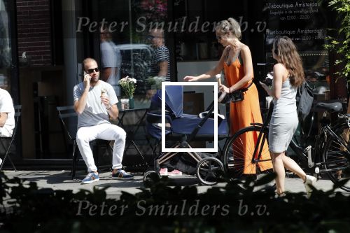 Amsterdam 23 augustus 2019
Kimberley Klaver met haar vriend Michel van den Bergh en zijn kinderen . Ze hebben net ook samen een kindje gekregen.