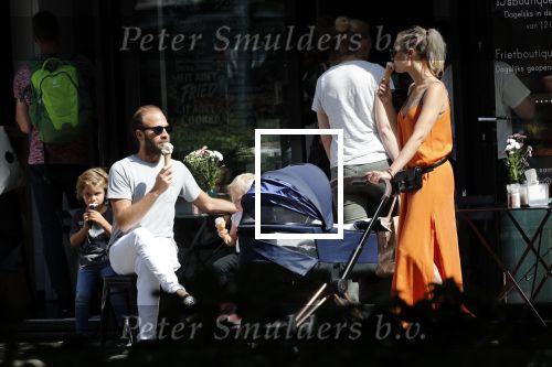 Amsterdam 23 augustus 2019
Kimberley Klaver met haar vriend Michel van den Bergh en zijn kinderen . Ze hebben net ook samen een kindje gekregen.