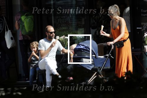 Amsterdam 23 augustus 2019
Kimberley Klaver met haar vriend Michel van den Bergh en zijn kinderen . Ze hebben net ook samen een kindje gekregen.