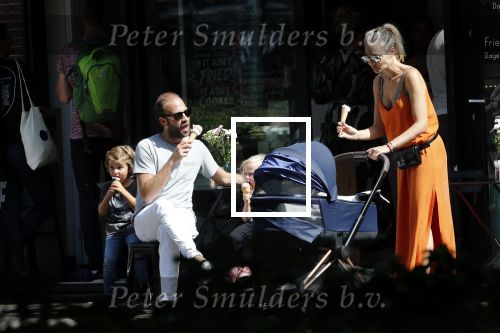 Amsterdam 23 augustus 2019
Kimberley Klaver met haar vriend Michel van den Bergh en zijn kinderen . Ze hebben net ook samen een kindje gekregen.