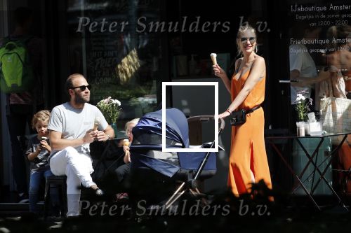 Amsterdam 23 augustus 2019
Kimberley Klaver met haar vriend Michel van den Bergh en zijn kinderen . Ze hebben net ook samen een kindje gekregen.