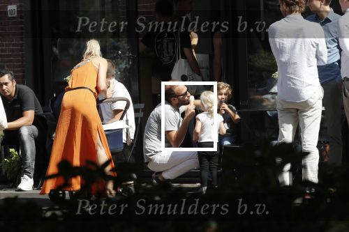 Amsterdam 23 augustus 2019
Kimberley Klaver met haar vriend Michel van den Bergh en zijn kinderen . Ze hebben net ook samen een kindje gekregen.