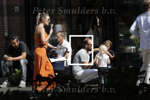 Amsterdam 23 augustus 2019
Kimberley Klaver met haar vriend Michel van den Bergh en zijn kinderen . Ze hebben net ook samen een kindje gekregen.