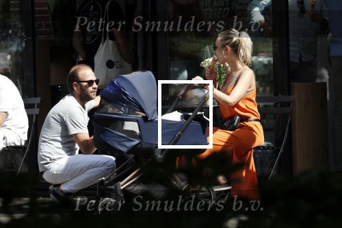 Amsterdam 23 augustus 2019
Kimberley Klaver met haar vriend Michel van den Bergh en zijn kinderen . Ze hebben net ook samen een kindje gekregen.