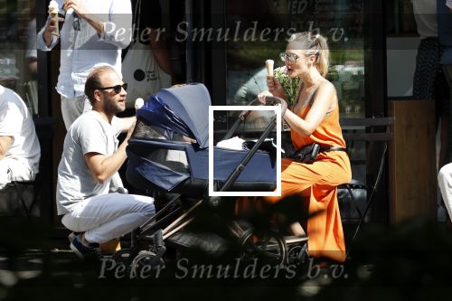 Amsterdam 23 augustus 2019
Kimberley Klaver met haar vriend Michel van den Bergh en zijn kinderen . Ze hebben net ook samen een kindje gekregen.