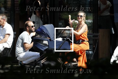 Amsterdam 23 augustus 2019
Kimberley Klaver met haar vriend Michel van den Bergh en zijn kinderen . Ze hebben net ook samen een kindje gekregen.