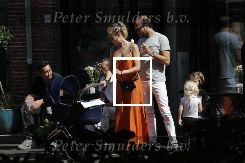 Amsterdam 23 augustus 2019
Kimberley Klaver met haar vriend Michel van den Bergh en zijn kinderen . Ze hebben net ook samen een kindje gekregen.
