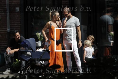Amsterdam 23 augustus 2019
Kimberley Klaver met haar vriend Michel van den Bergh en zijn kinderen . Ze hebben net ook samen een kindje gekregen.