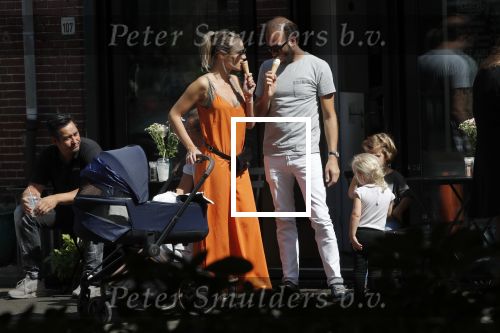 Amsterdam 23 augustus 2019
Kimberley Klaver met haar vriend Michel van den Bergh en zijn kinderen . Ze hebben net ook samen een kindje gekregen.