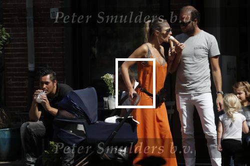 Amsterdam 23 augustus 2019
Kimberley Klaver met haar vriend Michel van den Bergh en zijn kinderen . Ze hebben net ook samen een kindje gekregen.