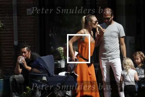 Amsterdam 23 augustus 2019
Kimberley Klaver met haar vriend Michel van den Bergh en zijn kinderen . Ze hebben net ook samen een kindje gekregen.