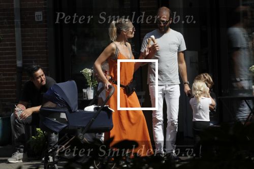 Amsterdam 23 augustus 2019
Kimberley Klaver met haar vriend Michel van den Bergh en zijn kinderen . Ze hebben net ook samen een kindje gekregen.