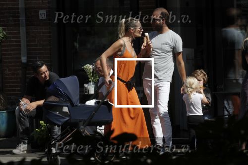 Amsterdam 23 augustus 2019
Kimberley Klaver met haar vriend Michel van den Bergh en zijn kinderen . Ze hebben net ook samen een kindje gekregen.