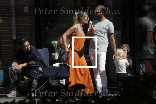 Amsterdam 23 augustus 2019
Kimberley Klaver met haar vriend Michel van den Bergh en zijn kinderen . Ze hebben net ook samen een kindje gekregen.