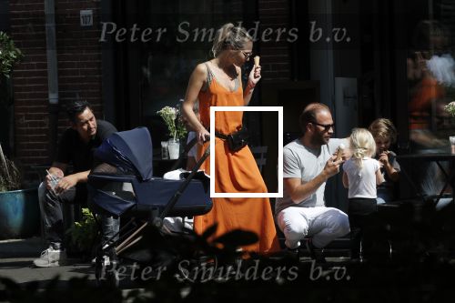 Amsterdam 23 augustus 2019
Kimberley Klaver met haar vriend Michel van den Bergh en zijn kinderen . Ze hebben net ook samen een kindje gekregen.