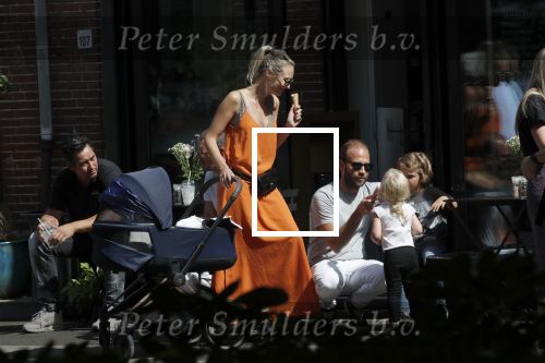 Amsterdam 23 augustus 2019
Kimberley Klaver met haar vriend Michel van den Bergh en zijn kinderen . Ze hebben net ook samen een kindje gekregen.