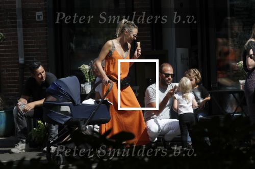 Amsterdam 23 augustus 2019
Kimberley Klaver met haar vriend Michel van den Bergh en zijn kinderen . Ze hebben net ook samen een kindje gekregen.