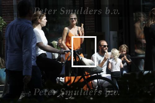 Amsterdam 23 augustus 2019
Kimberley Klaver met haar vriend Michel van den Bergh en zijn kinderen . Ze hebben net ook samen een kindje gekregen.