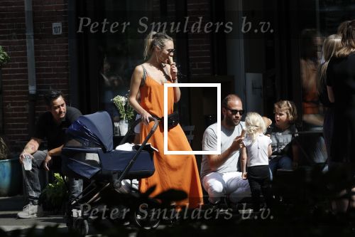 Amsterdam 23 augustus 2019
Kimberley Klaver met haar vriend Michel van den Bergh en zijn kinderen . Ze hebben net ook samen een kindje gekregen.