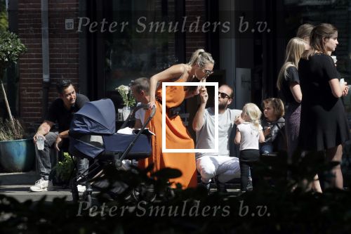 Amsterdam 23 augustus 2019
Kimberley Klaver met haar vriend Michel van den Bergh en zijn kinderen . Ze hebben net ook samen een kindje gekregen.