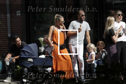 Amsterdam 23 augustus 2019
Kimberley Klaver met haar vriend Michel van den Bergh en zijn kinderen . Ze hebben net ook samen een kindje gekregen.
