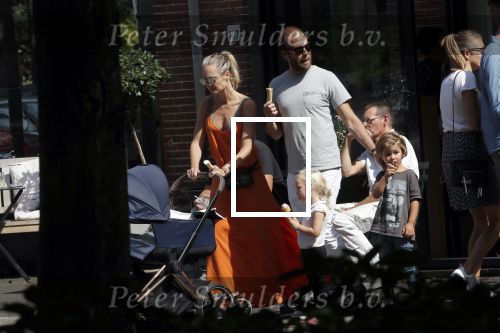 Amsterdam 23 augustus 2019
Kimberley Klaver met haar vriend Michel van den Bergh en zijn kinderen . Ze hebben net ook samen een kindje gekregen.