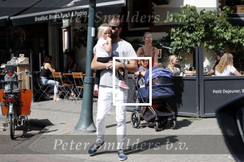 Amsterdam 23 augustus 2019
Kimberley Klaver met haar vriend Michel van den Bergh en zijn kinderen . Ze hebben net ook samen een kindje gekregen.