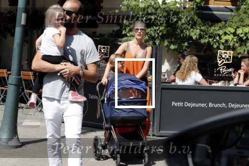 Amsterdam 23 augustus 2019
Kimberley Klaver met haar vriend Michel van den Bergh en zijn kinderen . Ze hebben net ook samen een kindje gekregen.